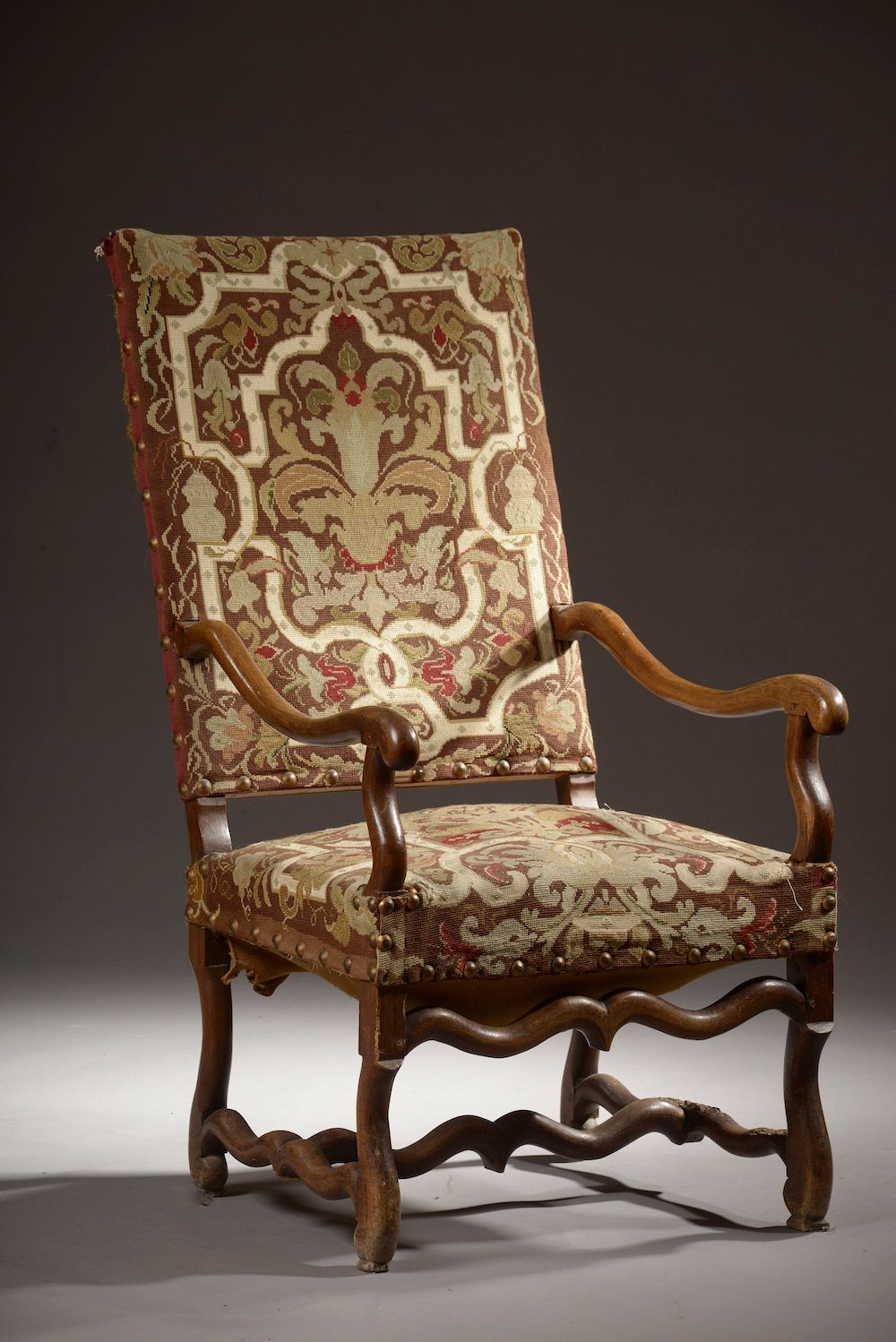 Null 雕刻的木质扶手椅，有一个平坦的靠背和一个 "羊骨 "底座，由一个支杆连接（缺失和磨损）。路易十四时期。

19世纪的小圆点软垫。

高度：113厘米1&hellip;
