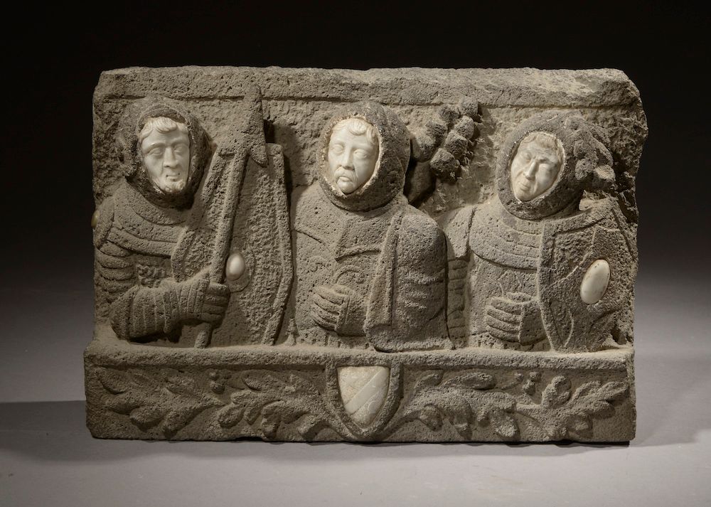 Null 灰色石头的建筑元素，雕刻着三个十字军战士，盾牌和脸是雪花石膏。

新哥特式时期。

高度：33厘米33 cm - 宽度 : 48 cm