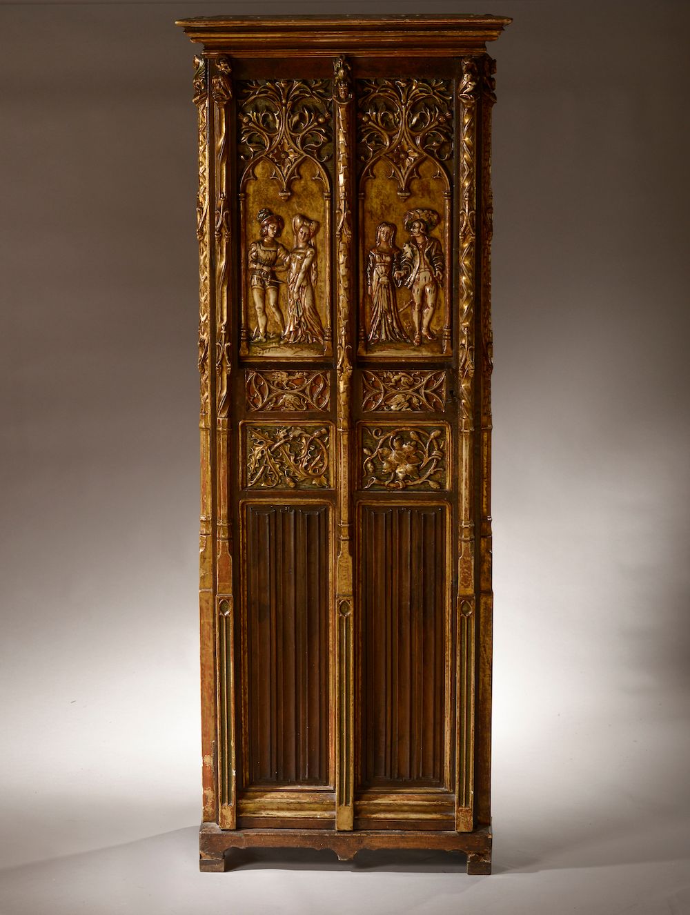 Null 单门柜，采用雕刻丰富、涂漆和镀金的木材，装饰着中世纪的英勇场景，与新哥特式的柱子交替出现。门的下半部分雕刻着餐巾纸的褶皱（轻微磨损）。

19世纪，采&hellip;
