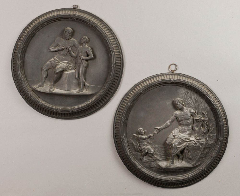 Null 两块黑漆陶制的奖牌，一块代表马西亚斯和奥林匹斯。

19世纪。

直径：38厘米



奥林匹斯山之父，萨提亚斯让他的儿子开始学习笛子的艺术，这是一种&hellip;