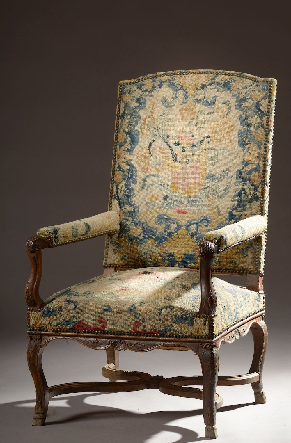 Null 天然木雕的大型平背扶手椅，雕有刺绣，马蹄铁脚（修复）。

摄政风格。

部分是17世纪的小点装饰。

高度：111厘米111厘米 - 宽度：66厘米 &hellip;