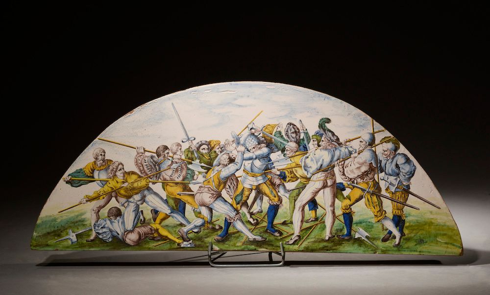 Null Italien.

Keramikplatte mit Rundbogen, die eine Schlachtszene in Polychromi&hellip;