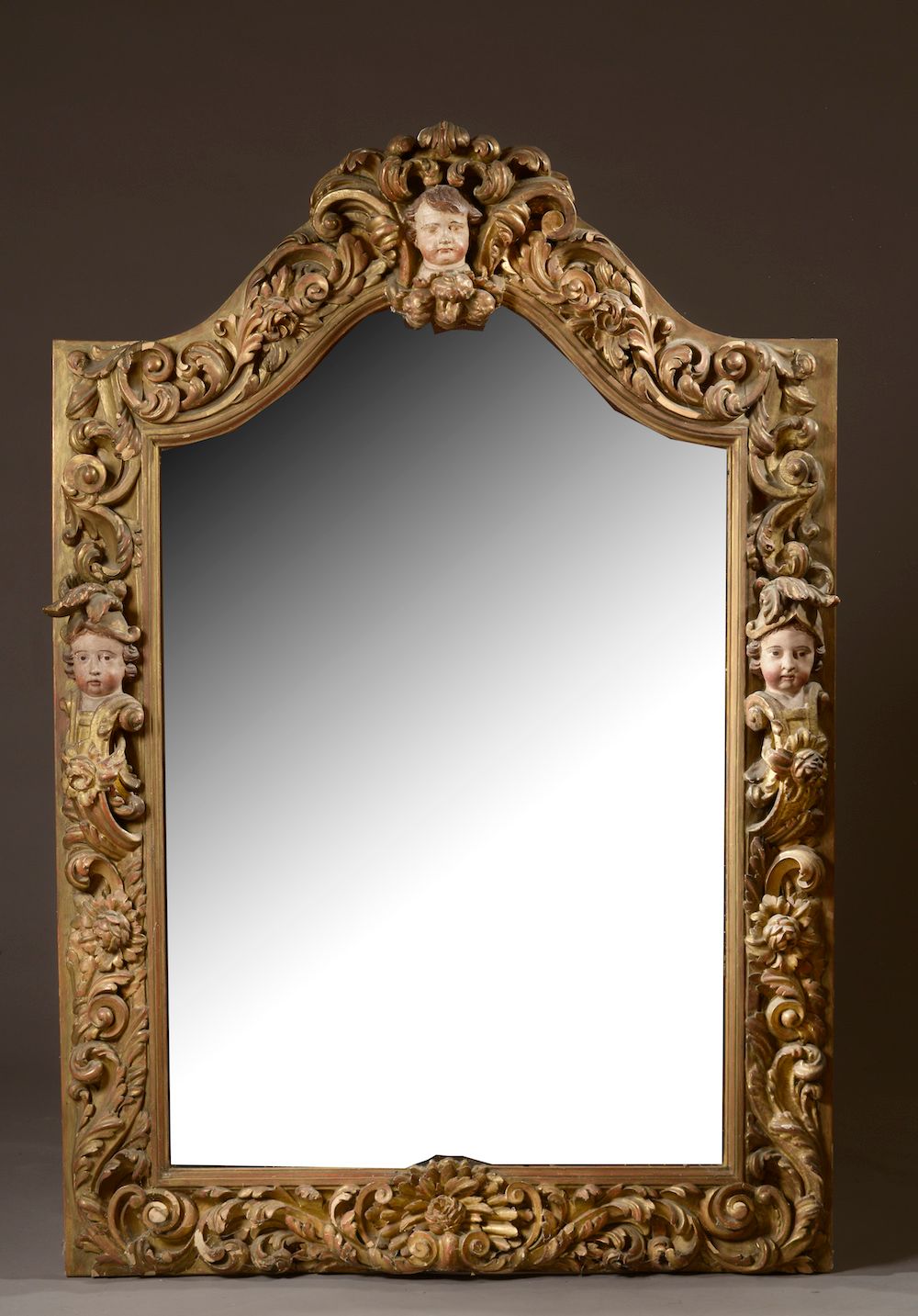 Null Bedeutender Spiegel aus Lindenholz, geschnitzt in sehr hohem Relief mit Kin&hellip;