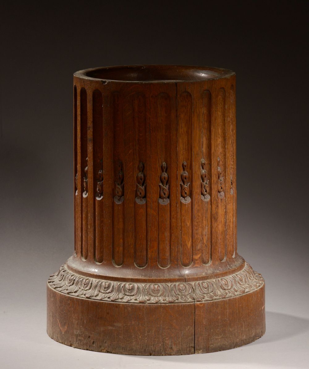 Null 天然橡木鞍座，形状为带芦笋点的凹槽柱子（裂缝）。

19世纪，路易十六风格。

高度：45厘米。45厘米 - 直径：39厘米