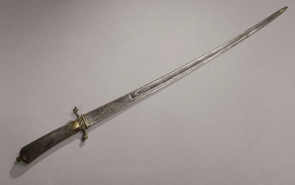 Null 
匕首，刻有钢制刀刃，刀柄有斜条纹（磨损和小的氧化）。




18世纪。




长度：70厘米









专家 : Benoît BERT&hellip;