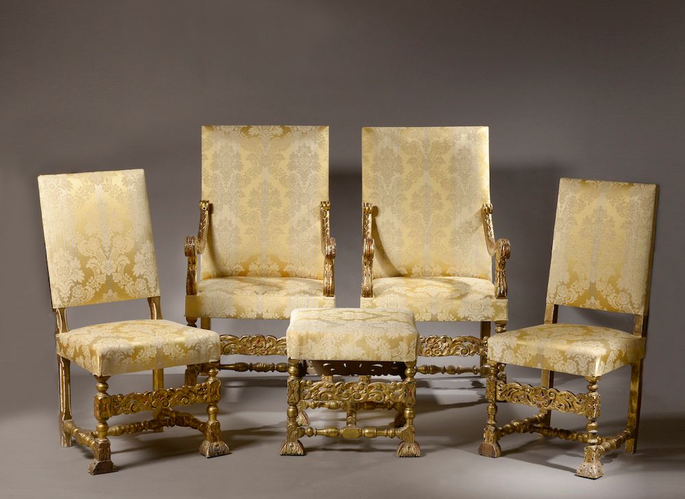 Paire de fauteuils et paire de chaises à dossier plat en bois richement sculpte&hellip;