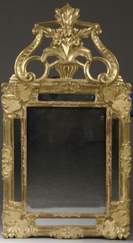 Null 镀金和雕刻的木制镜子，有镂空的花瓶（可移动），由涡流构成的花瓶。

路易十五风格。

高度：93厘米高度 : 93 cm - 宽度 : 50,5 cm