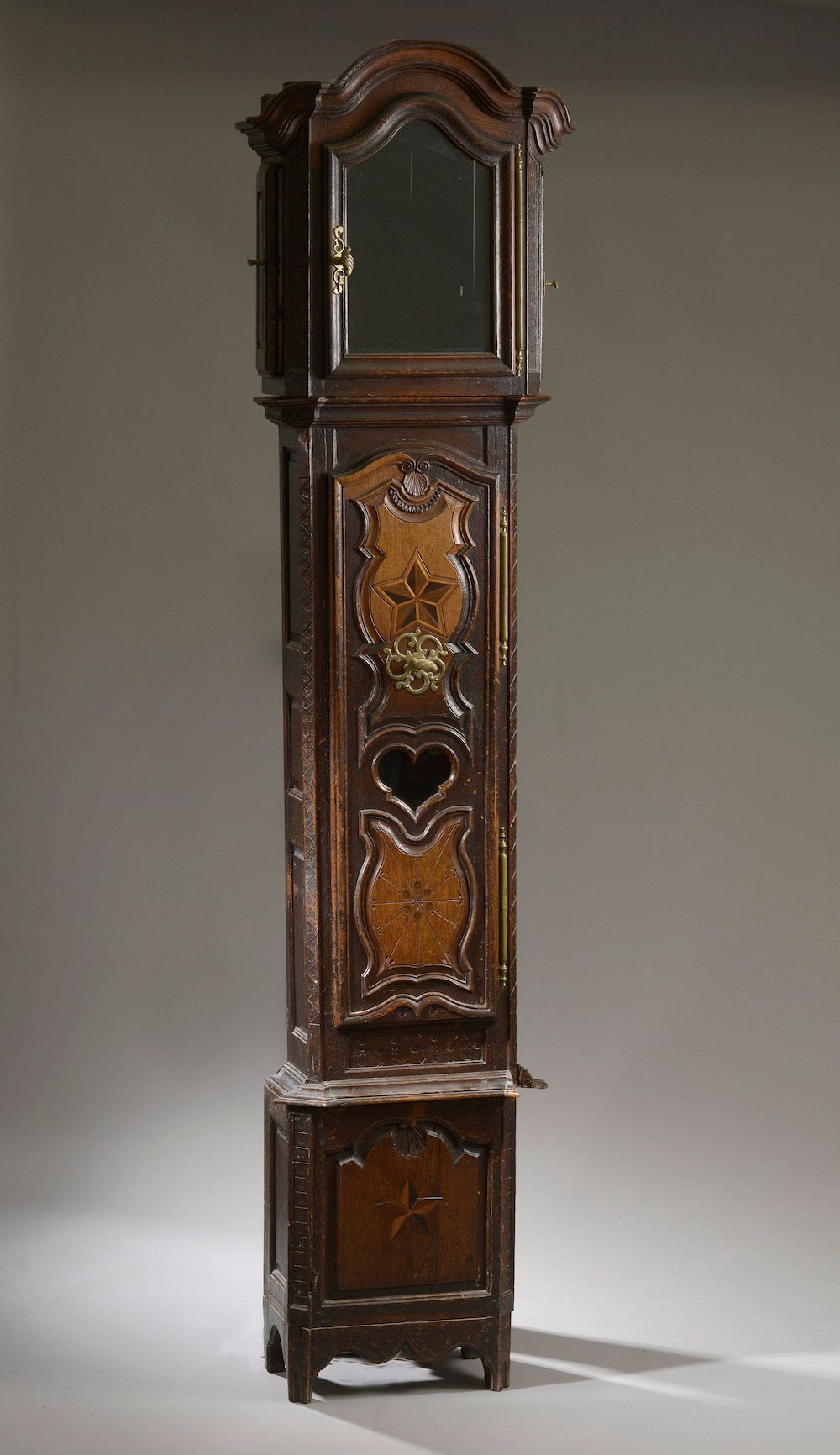 Null 橡木和镶嵌地板钟，中间有大型模子（缺失）。

东方作品，19世纪。

身高：234厘米234 cm - 宽度 : 54 cm - 深度 : 26 cm