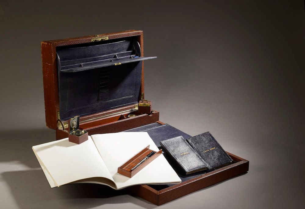 Null 
BRAMAH伦敦和DE LA RUE。

棕褐色压花皮革的旅行书写箱，内部以蓝色摩洛哥为衬里（皮革外部磨损，内部破裂）。黄铜手柄。钥匙。

19世纪&hellip;