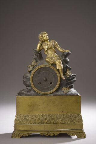 Null Piccolo orologio in bronzo patinato e dorato con un bambino sognante seduto&hellip;