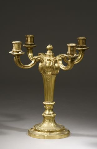 Null 一个重要的四臂鎏金青铜烛台，上面装饰着贝壳，底座装饰着交错的珍珠楣。

路易十六风格，20世纪。

高度：43厘米。高度 : 43 cm - 直径 :&hellip;
