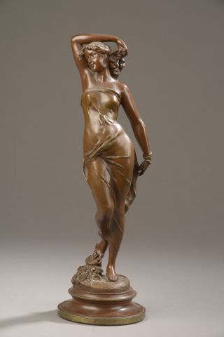 Null 埃米尔-拉波尔特（1858-1907）。

年轻的女孩垂下了头。

棕色铜锈的青铜器，在露台上签名。

高度：36.5厘米36.5厘米 - 直径：11&hellip;