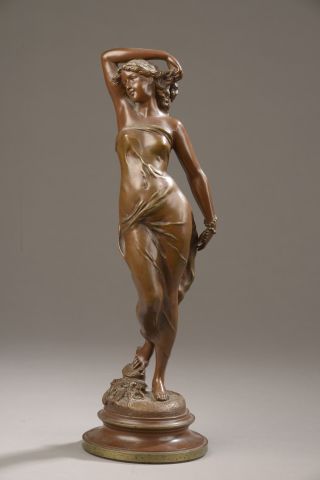 Null Émile LAPORTE (1858-1907).

Jovencita drapeada.

Bronce con pátina marrón f&hellip;