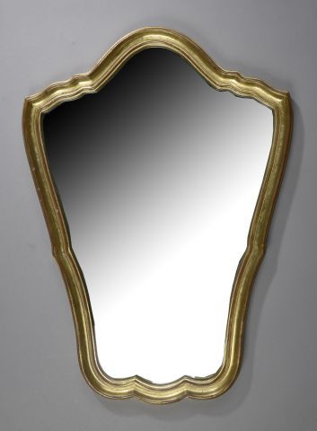 Null 扇形边缘的小型鎏金木镜。

路易十五风格。

高度：66.5厘米66.5 cm - 宽度 : 46 cm