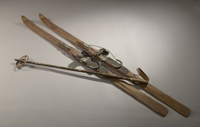 Null 一对带领带的古董木制滑雪板。

长度：179厘米



一个滑雪杆被连接起来。

高度：18厘米。18厘米高