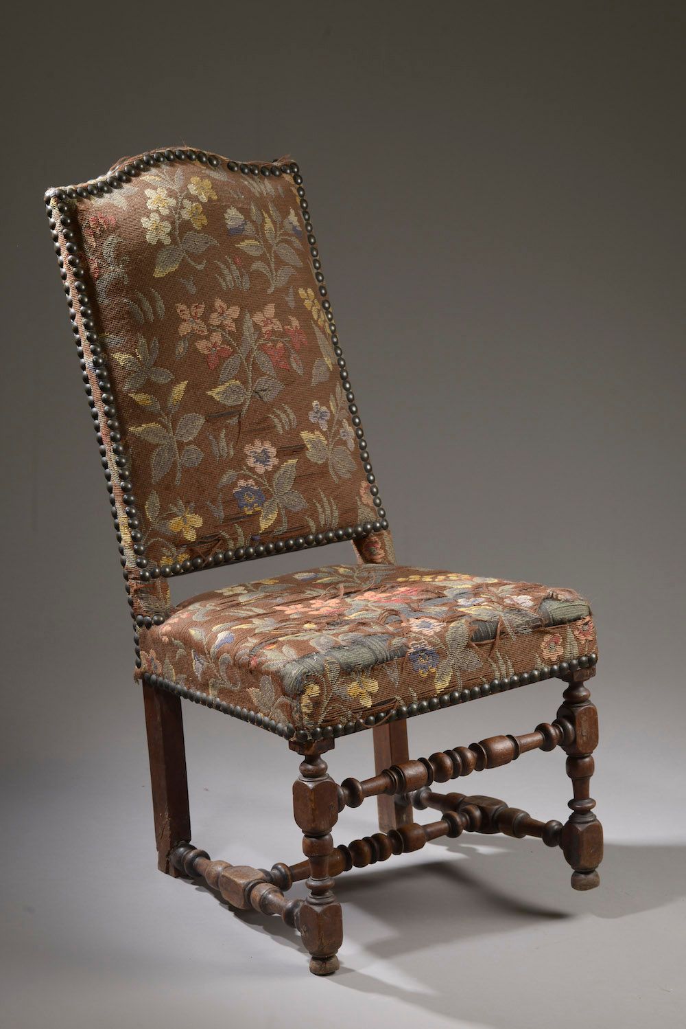 Null 
Sessel aus Nussbaumholz mit hoher gerader Rückenlehne, die auf einem gedre&hellip;