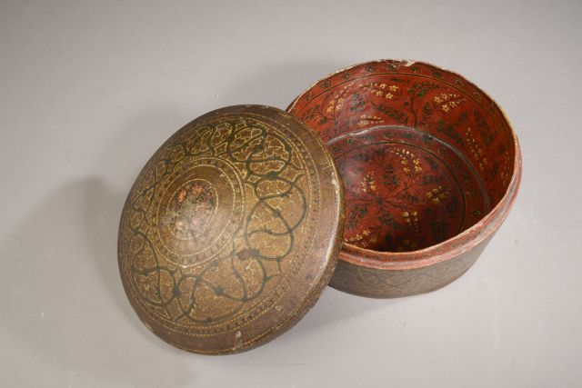 Null IRAN, Qajar - 19. Jahrhundert.

Jahrhundert. Pyxisförmige Dose aus Pappmach&hellip;