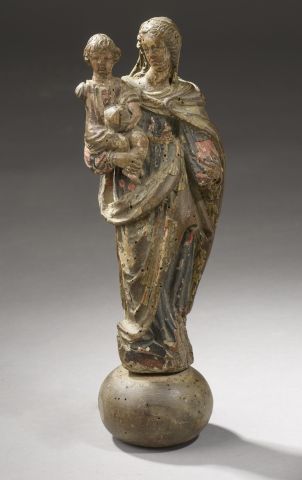 Null 雕刻和部分多色的木制圣母和圣婴放在一个扁平的球体上（事故和缺失的部分，虫洞）。

17世纪。

高度：33厘米。高度：33厘米