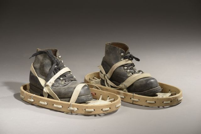 Null 一对木制和绳索的滑雪雪鞋。

长度 : 41,5 cm - 宽度 : 19 cm



皮鞋是附带的。

长度： 28,5 cm