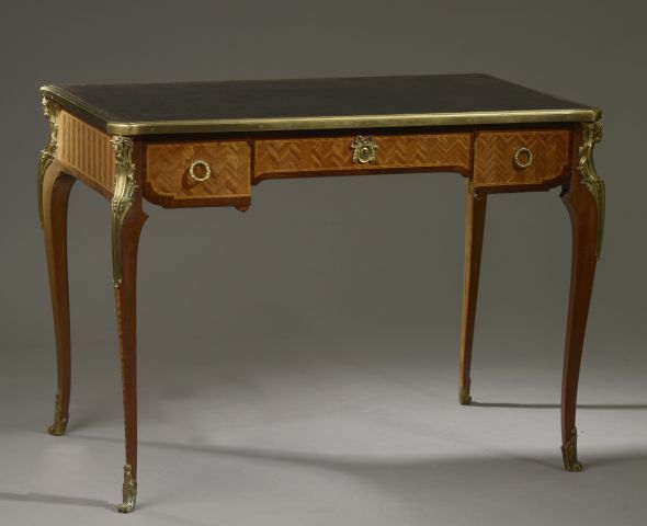 Null Mahogany desk, with inlaid chevrons in satinwood veneer in mahogany veneer &hellip;