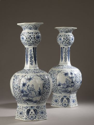 Null Paire de vases bouteille en faïence de Delft le col et le corps globulaires&hellip;