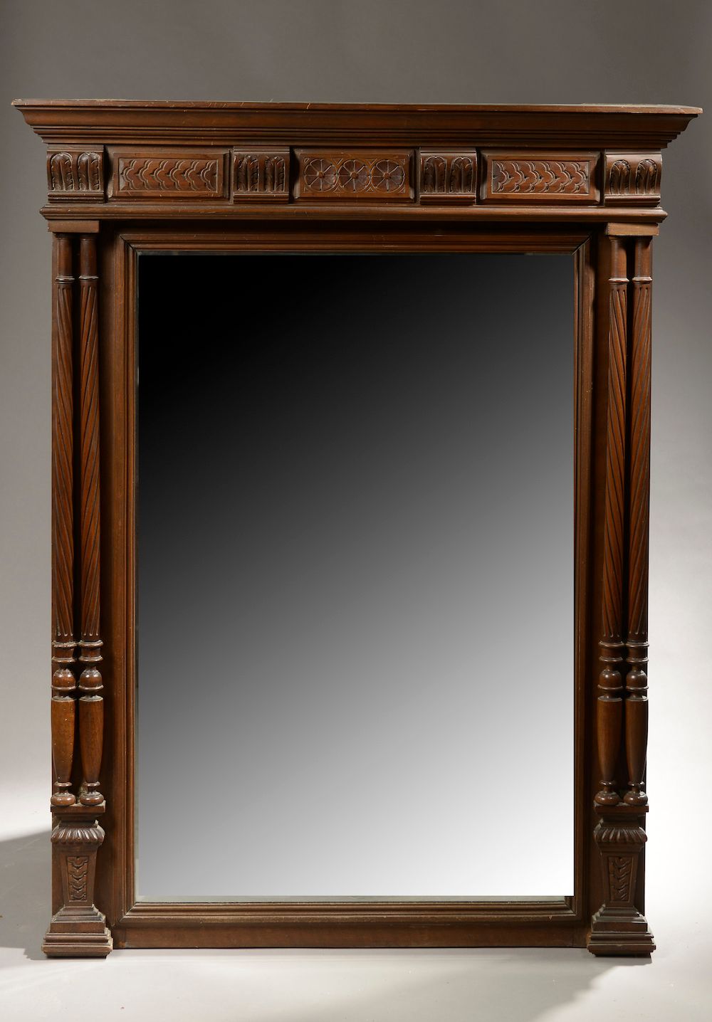 Null 长方形的镜子，框架是染色的木头，有分离的柱子和叶子的托架（小的丢失）。

文艺复兴风格，20世纪。

身高：115厘米115 cm - 宽度 : 95&hellip;