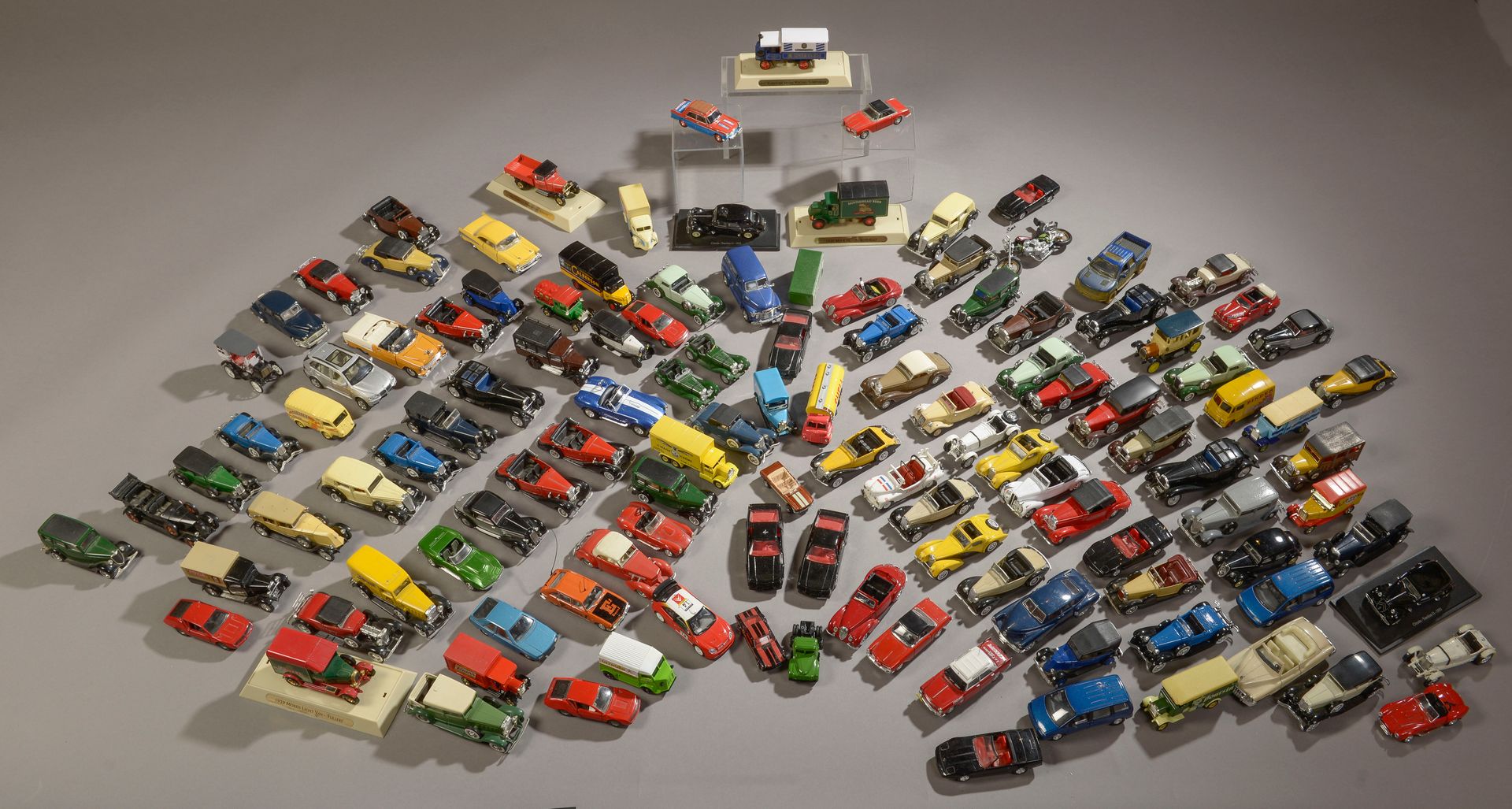 Environ cent cinquante voitures miniatures échelle 1/43ème de marques 
diverses &hellip;