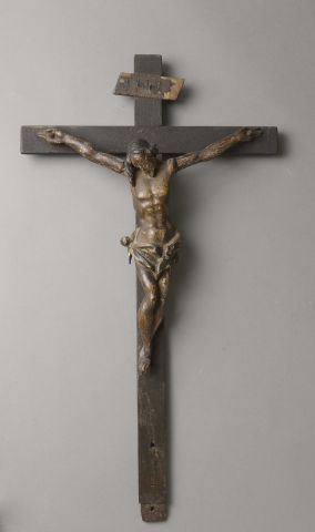 Null Crucifix en bois sculpté et polychromé (importants manques et accidents).

&hellip;