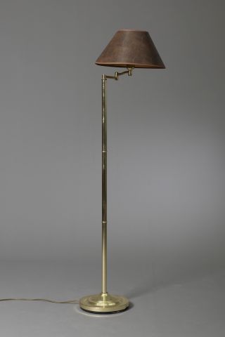 Null 带铰接臂的黄铜阅读灯（变形）。

现代工作。

高度：130厘米。高度：130厘米