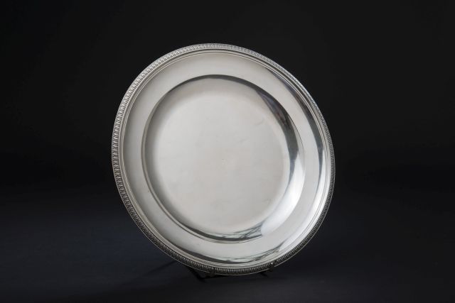 Null 圆形银盘，有珍珠和叶子的浮雕（划痕）。

净重：890.8克 - 直径：30厘米