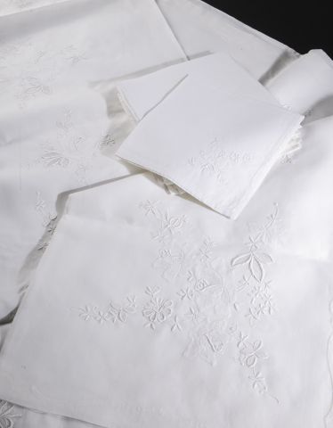 Null 十二个白色棉质餐桌布，上面有刺绣的玫瑰花，十二个有图案装饰的餐巾（污渍）。

宽度： 314 cm - 长度： 190 cm