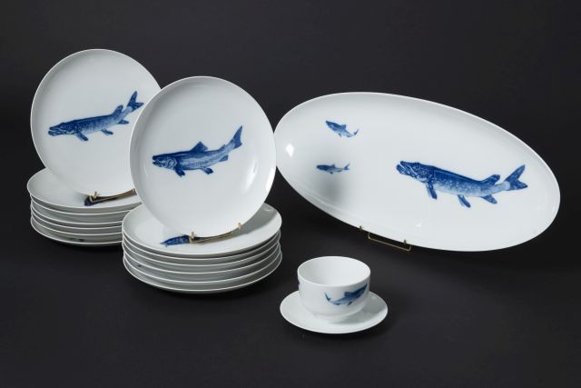 Null hutschenreuther.

蓝色单色装饰鱼的白色瓷器，包括:

- 十四盘（有一个缺口）。直径：26厘米

- 一个长方形的盘子。长度：59厘&hellip;