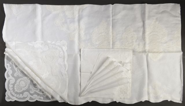 Null 桌布十件白色棉质餐具，边缘为扇形，绣有花束的装饰，还有十二张餐巾纸（污渍）。

长度 : 308 cm - 宽度 : 170 cm