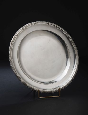 Null Plat rond en argent à décor de frises perlées et feuillagées (rayures). 

P&hellip;