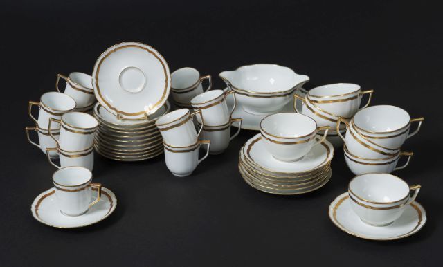 Null 利莫盖斯。

扇形边缘的瓷器茶具和咖啡具，镀金的边框（小幅缺失）包括:

- 十三个咖啡杯和十二个茶碟（筹）。

- 八个茶杯和七个茶碟。



附上&hellip;