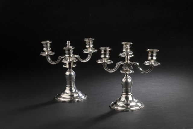 Paire de chandeliers à trois bras de lumière mouvementés en bronze argenté (usur&hellip;