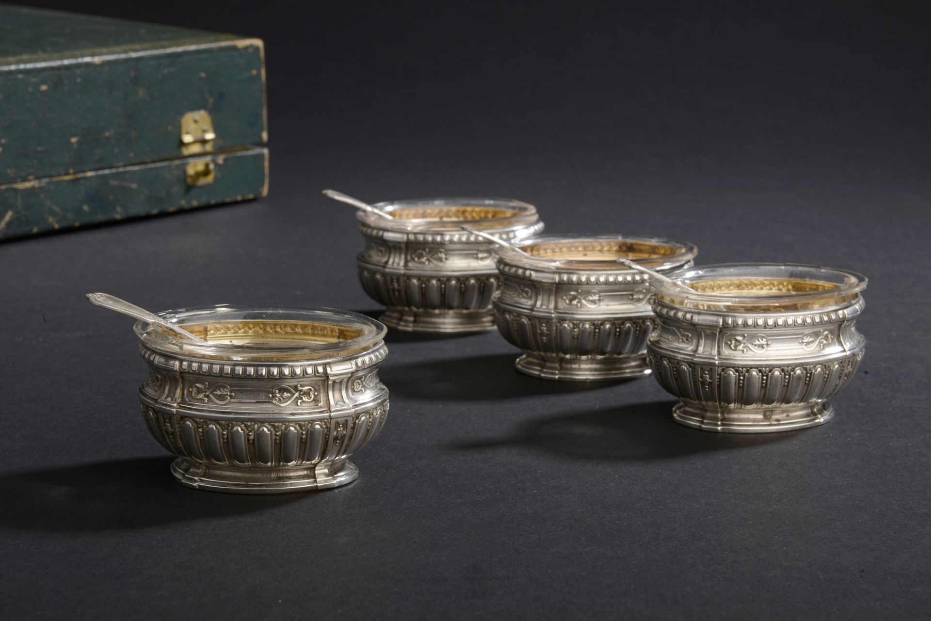 Null Serie di quattro salverini ovali d'argento, con quattro montanti a forma di&hellip;