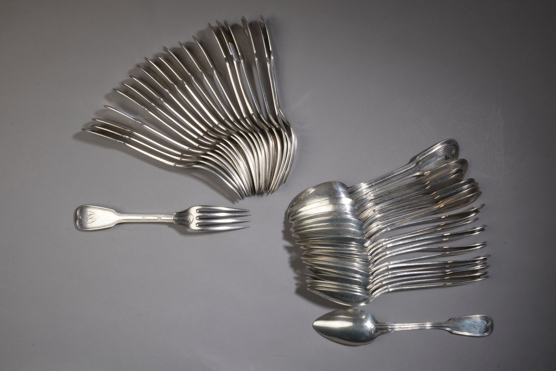 Null 银质餐具的一部分，有23个大勺子和20个叉子。

印记。巴黎，1819-1838和Minerve - 总重量：3529.8克
