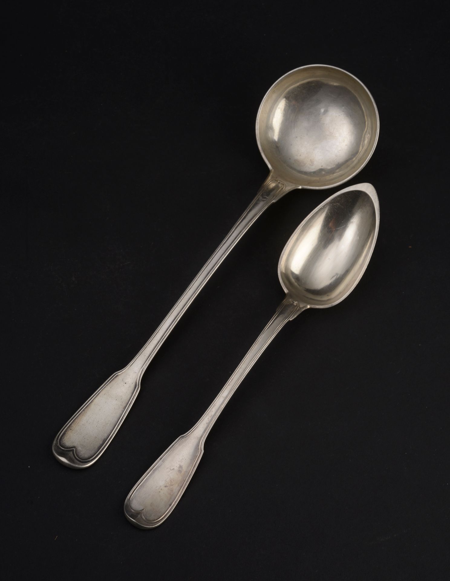 Null 一个银质的勺子和炖汤勺，有螺纹图案，勺子的铲子上有字母图案。

印记。巴黎，1819-1838和巴黎，1809-1819。

总重量 : 329,7 &hellip;