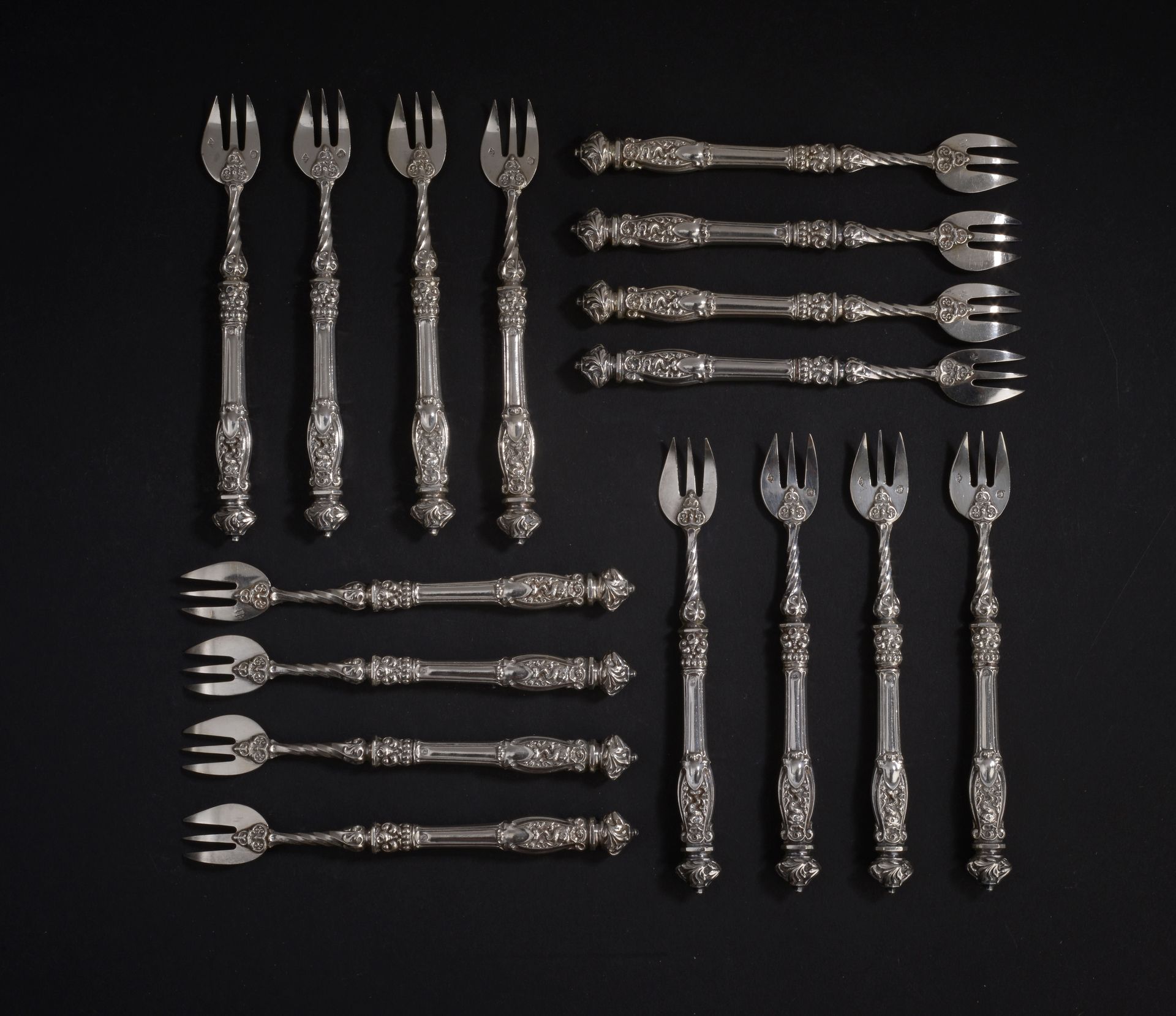 Null Dieciséis pequeños tenedores de ostras de plata con decoración barroca de u&hellip;