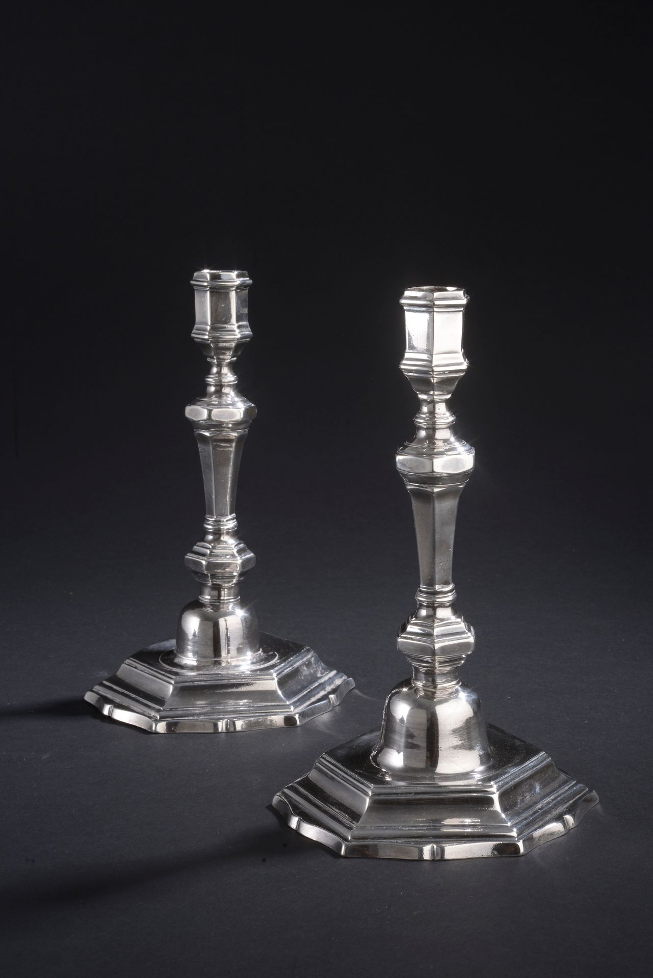 Null 一对银制火把，六角形底座上有模制的插座。

鎏金大师：Michel-Eloy LETAILLEUR在雷恩，1739年获得。

总重量 : 1 031,&hellip;