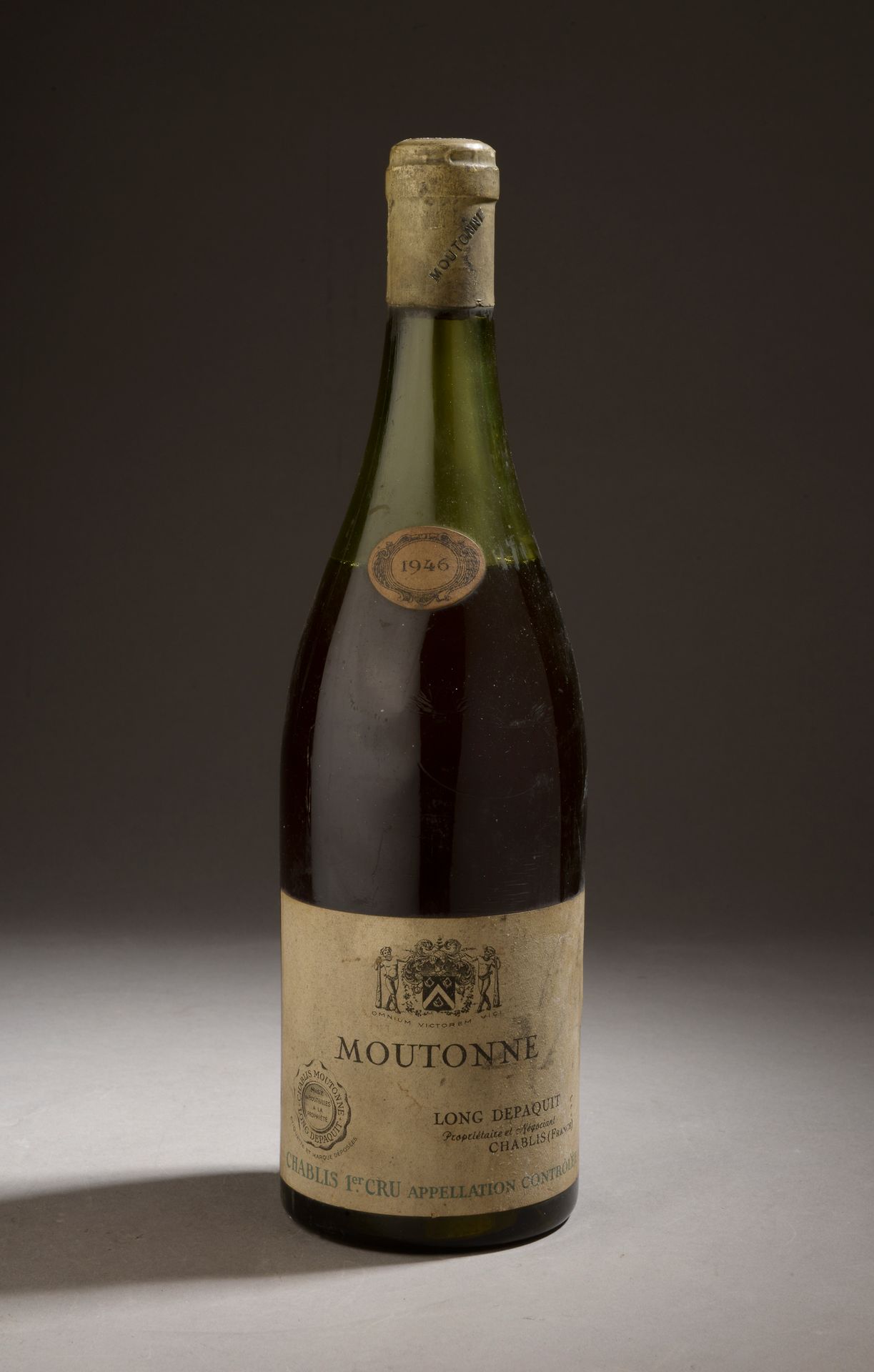 Null 1 Flasche CHABLIS "Moutonne 1er cru", Long Depaquit 1946 (und, fleckige Kap&hellip;