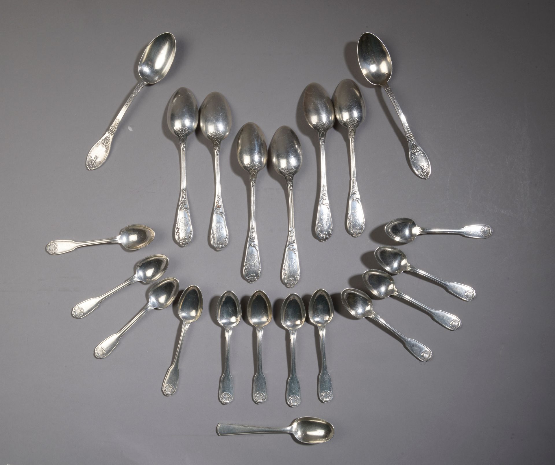 Null CHRISTOFLE.

十二个银质摩卡勺子，锉刀和贝壳模型。

六个带叶子的银汤匙，两个带翼火炬的银汤匙和一个带锉刀的摩卡银汤匙。

标识：Mine&hellip;