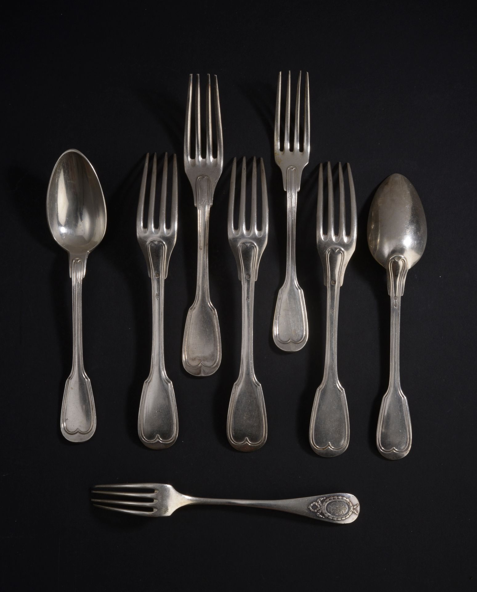 Null Cinque forchette e due cucchiai d'argento, motivo filettato.

Una forchetta&hellip;