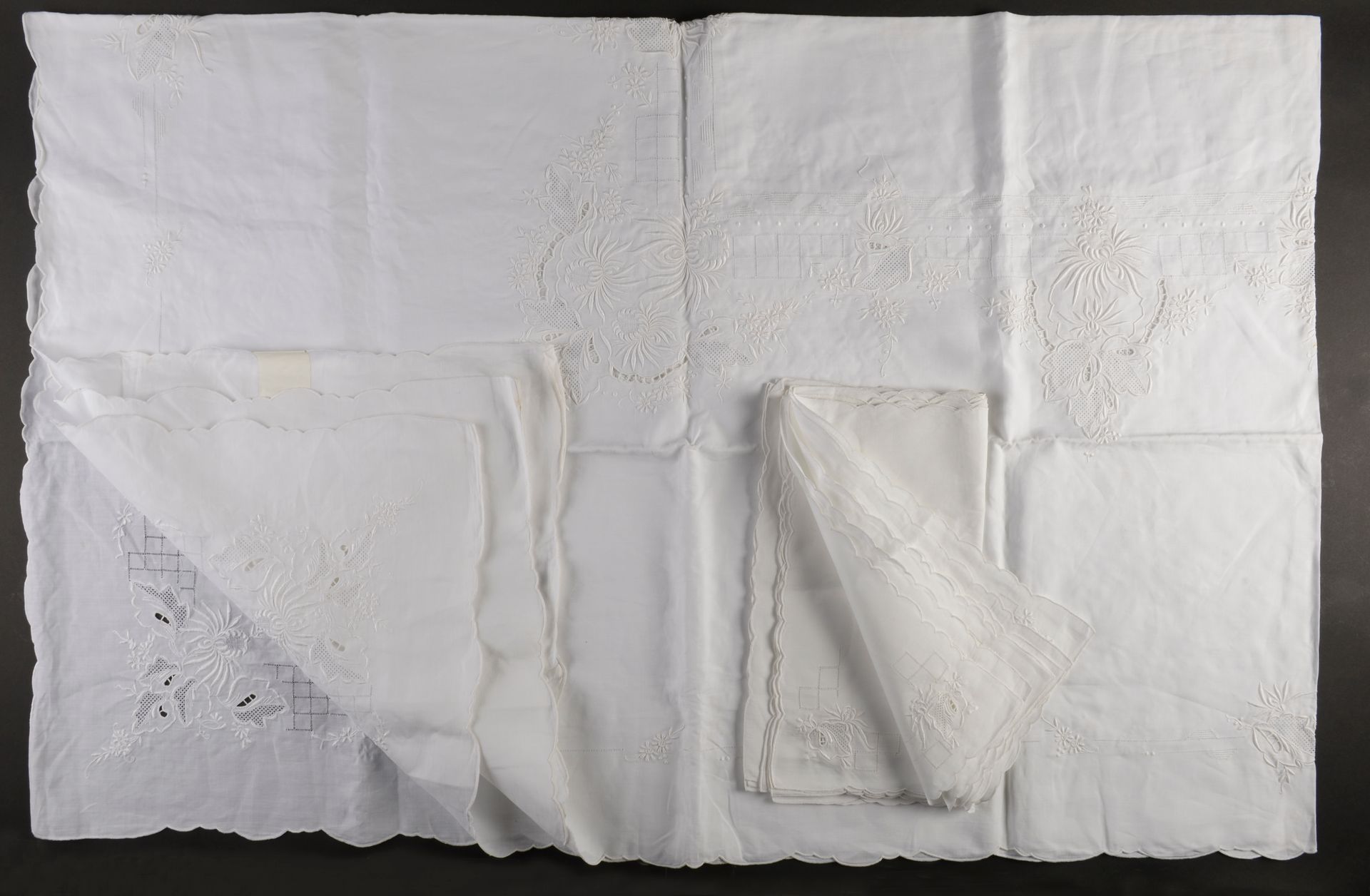 Null 十二张白色棉质绣花桌布和十二张餐巾纸（污渍）。

175 x 266 cm