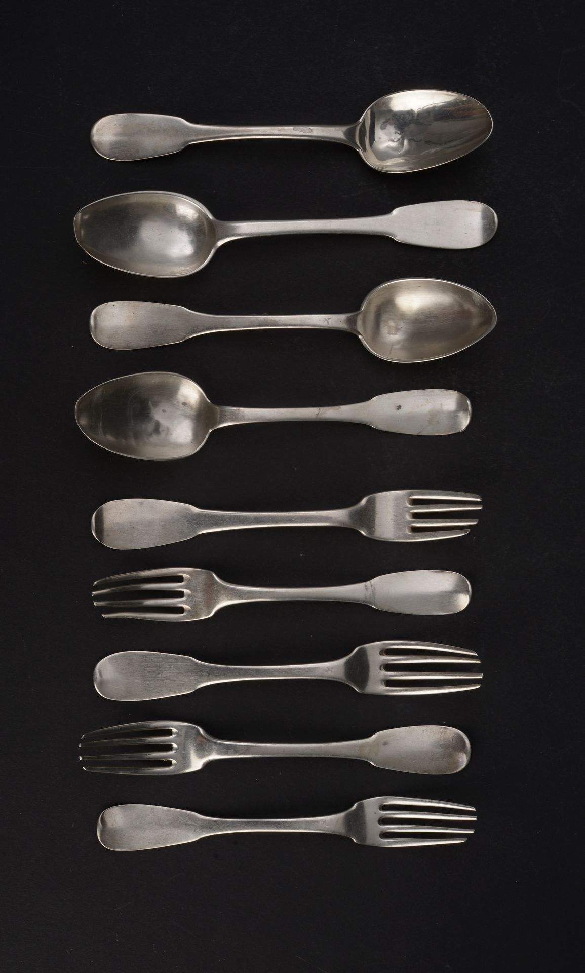 Null 四件普通和雕刻的银质餐具和一件寄宿叉子（冲击和不规则齿）。

- 一件餐具，Départements，1819-1838，第一标题。

- 一件餐具，&hellip;