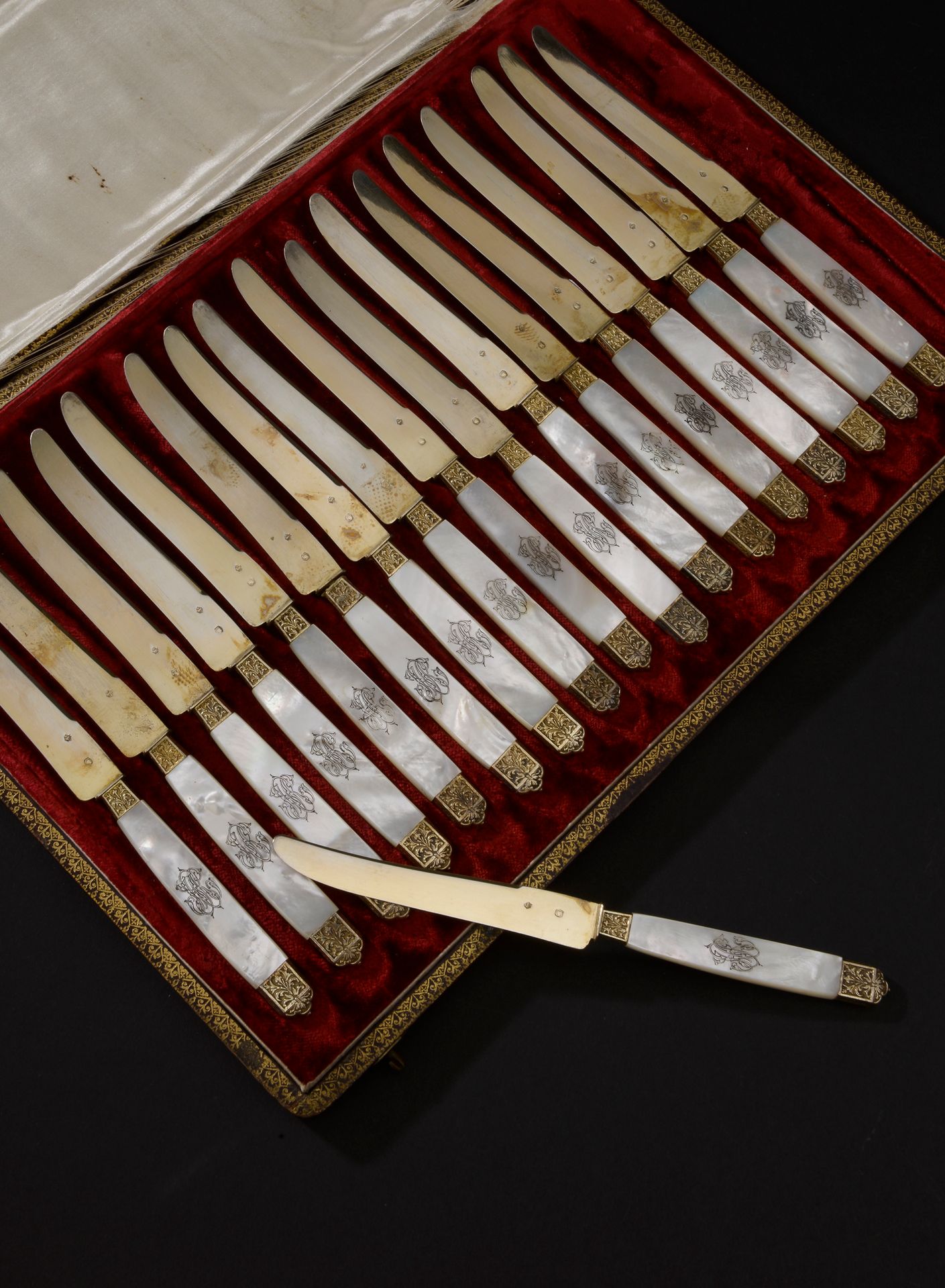 Null Suite of eighteen fruit knives, the handle in mother-of-pearl engraved with&hellip;