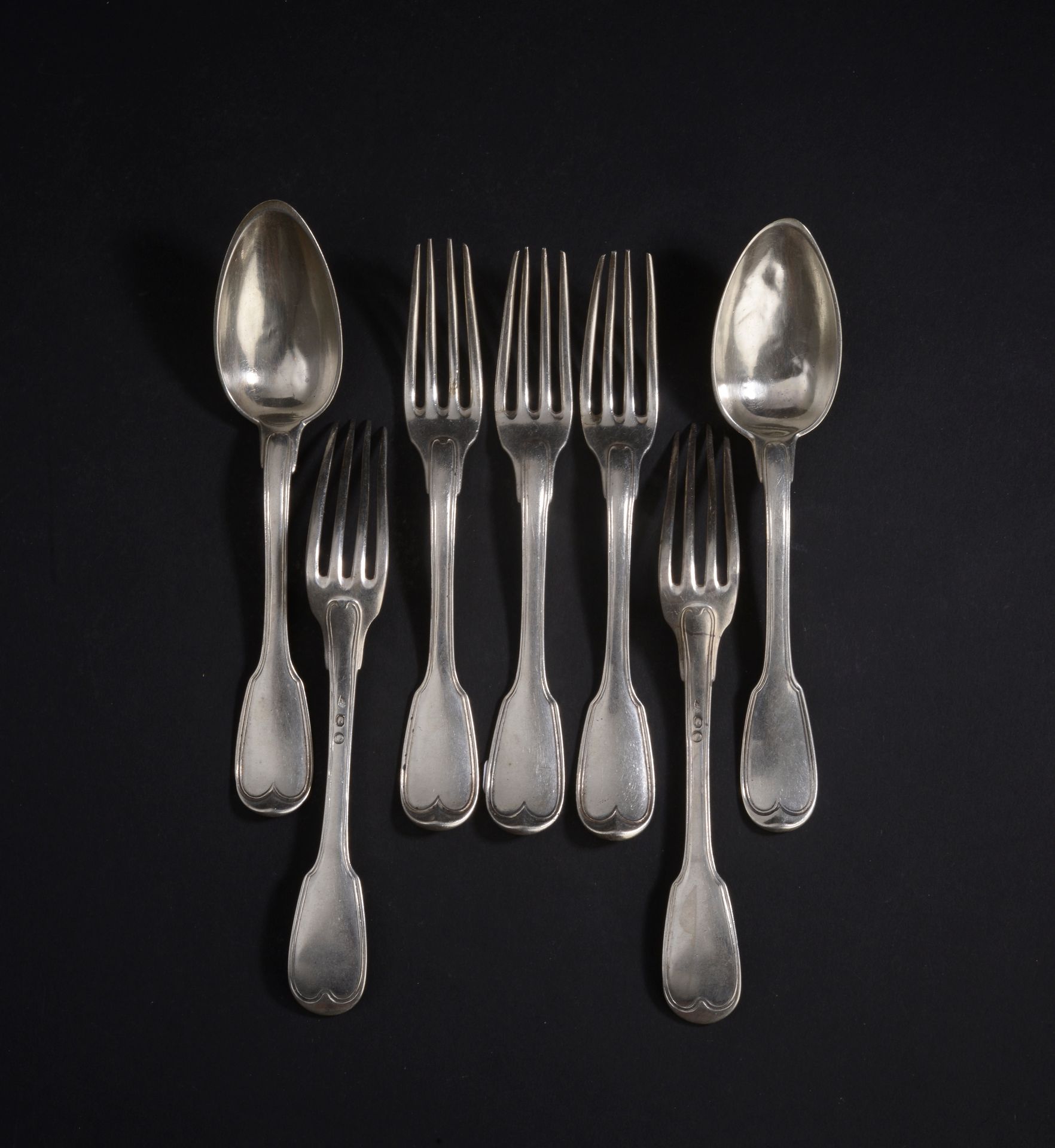 Null 五把银叉子和两把勺子，螺纹图案。

标有：巴黎，1809-1819（一个勺子巴黎，1797-1809）。

总重量 : 565,8 g