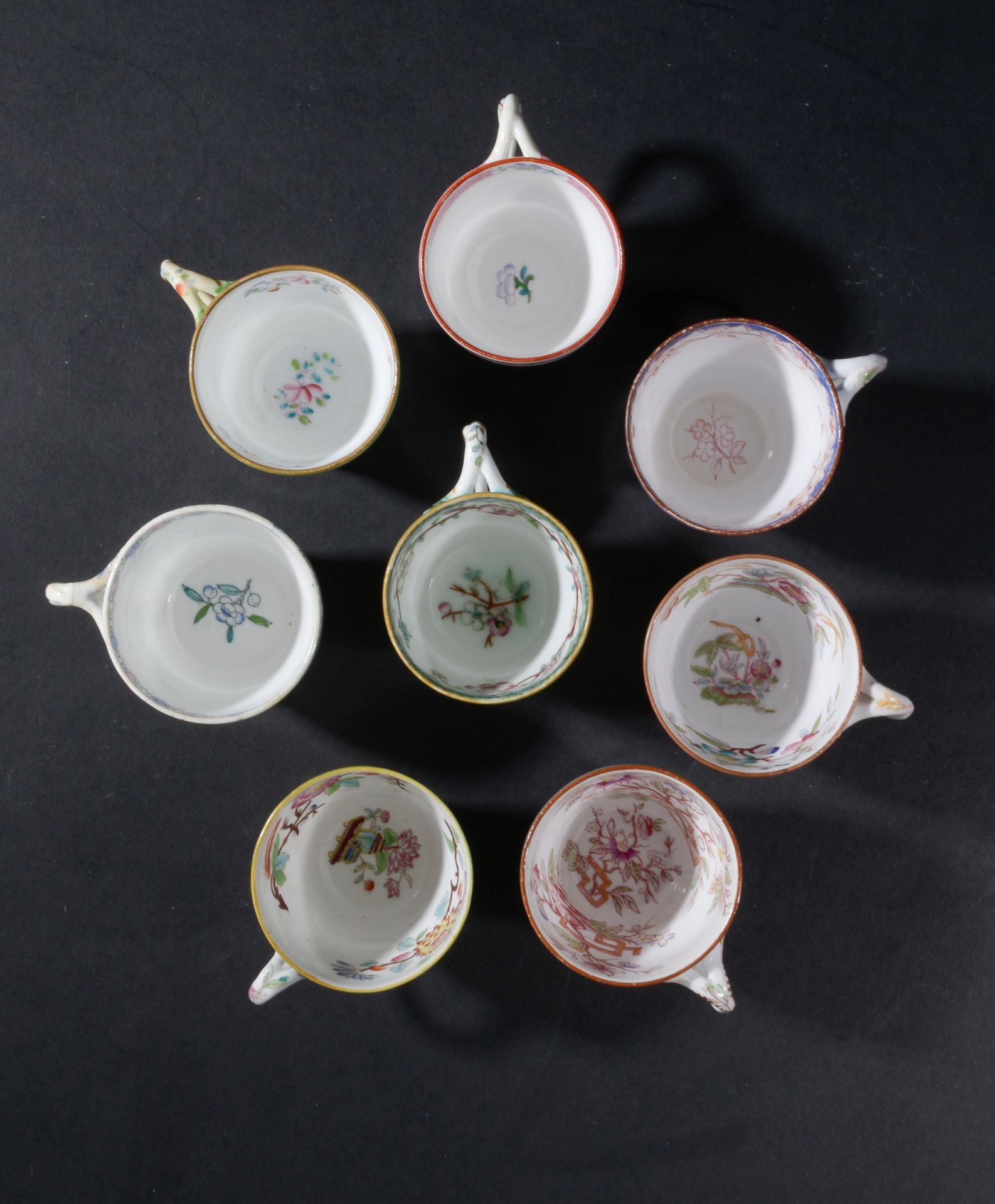 Null 
MINTON.




花卉装饰的多色瓷茶具和咖啡具的一部分，包括8个咖啡杯和7个茶碟，10个茶杯和10个茶碟，其中两个是相同的（一个发黄并有裂纹）&hellip;