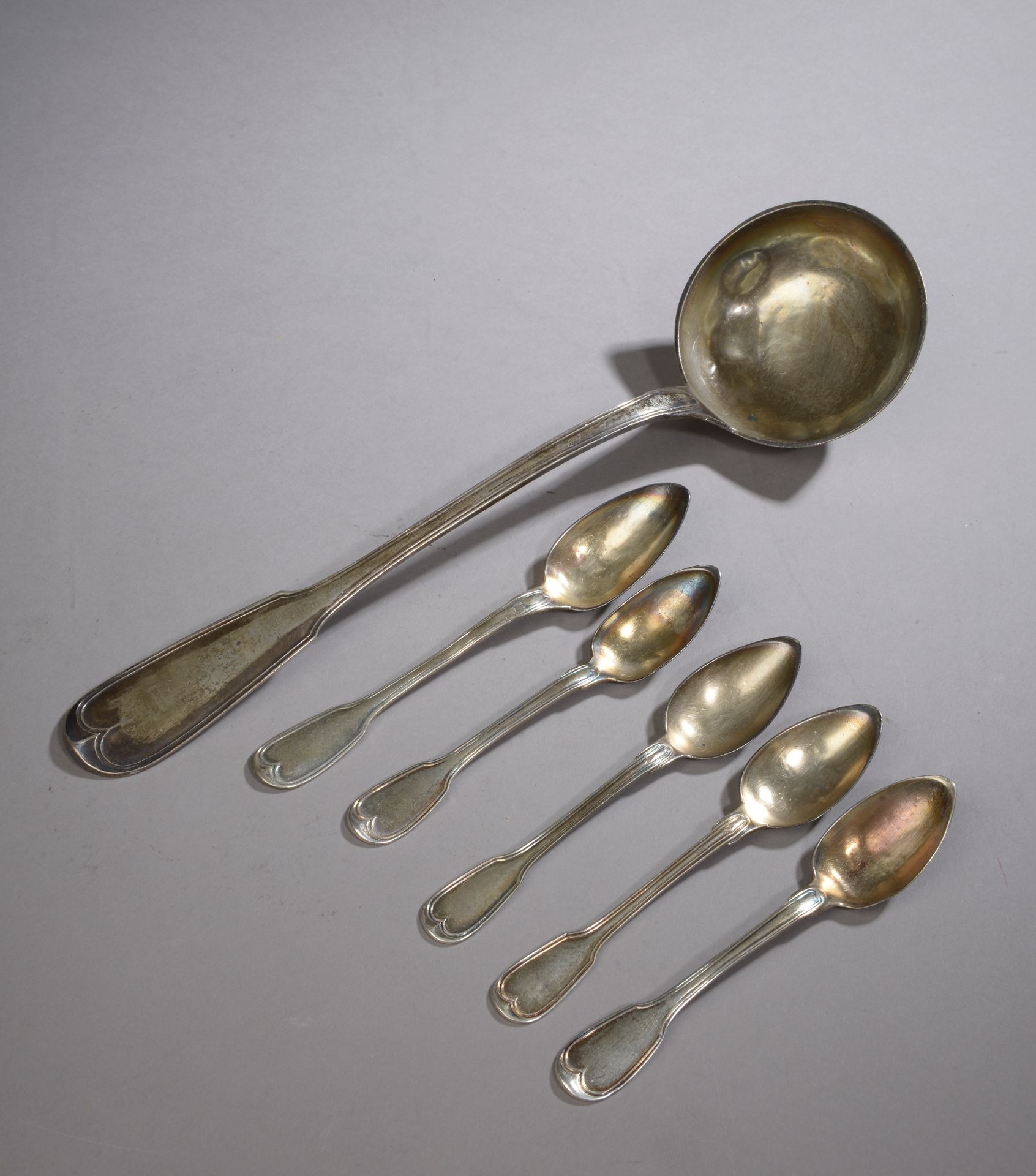 Null 
银质套装，包括一个勺子和五个勺子（震撼）。




总重量 : 365,8 g 









一套镀银餐具（磨损和氧化），包括两个馅饼盘，五把&hellip;